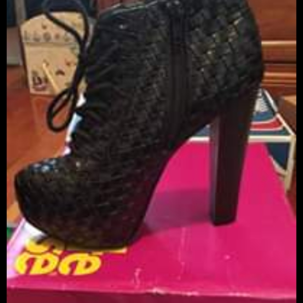 Black bootie